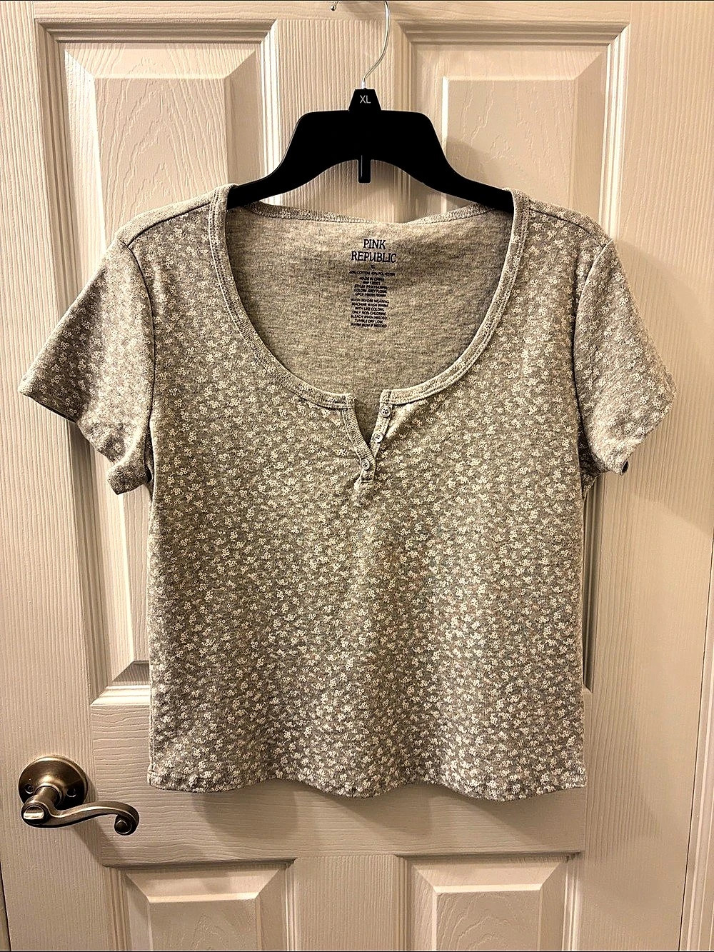 Pink Republic Short Sleeve Floral Top Floral Short Sleeve Top in Gray & White XL